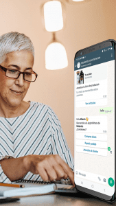 Responsable comercial ayudando a un cliente a completar el onboarding B2B y realizar su primer pedido desde WhatsApp integrado con el ERP.