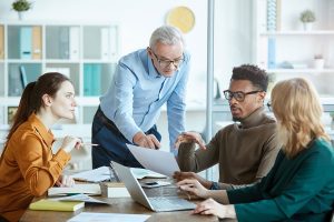 equipo comercial de distribucion analizando datos de ventas y gestionando pedidos B2B en plataforma digital
