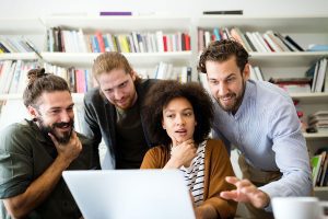 Equipo comercial analizando una estrategia de marketing B2B en LinkedIn para generar oportunidades de negocio.