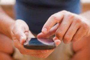 Comerciante pidiendo al por mayor por WhatsApp