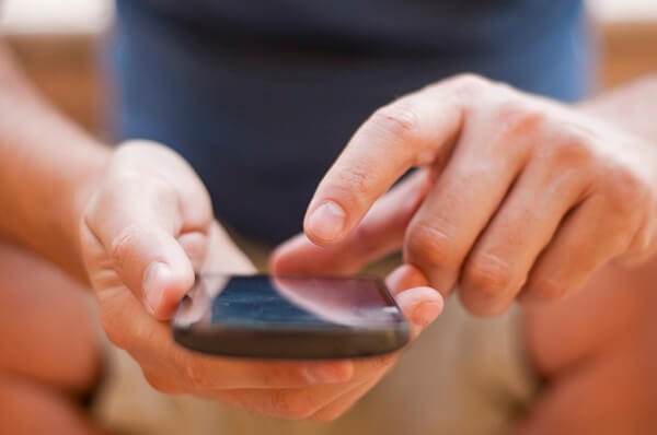 Comerciante pidiendo al por mayor por WhatsApp