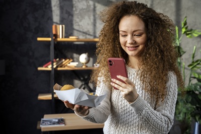 Encargad de comercio haciendo sus pedidos por WhatsApp integrado con ERP