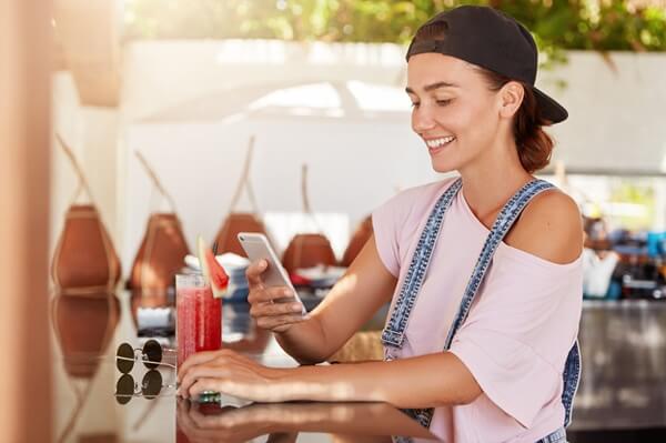 Encargada de local haciendo pedido al por mayor por WhatsApp