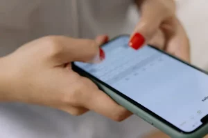 Profesional gestionando conversaciones de clientes desde un CRM integrado con WhatsApp en un ordenador
