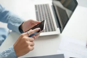 Distribuidor gestionando pedidos mayoristas recurrentes mediante WhatsApp integrado con ERP