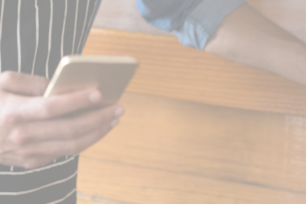 Comprador realizando pedidos B2B desde WhatsApp integrado con ERP en dispositivo móvil