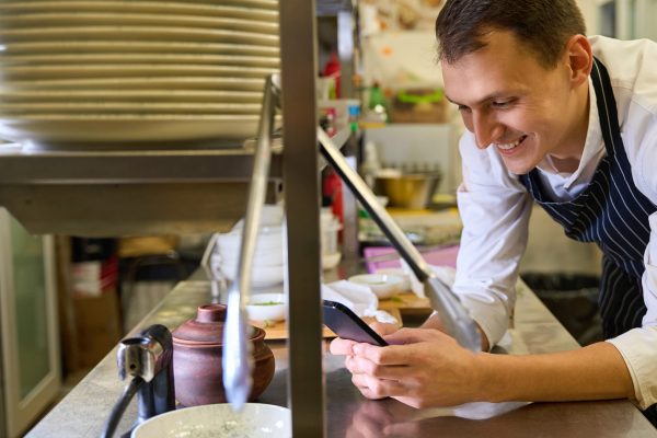 Encargado de un restaurant haciendo un pedido automático gracias a la integración ERP con WhatsApp