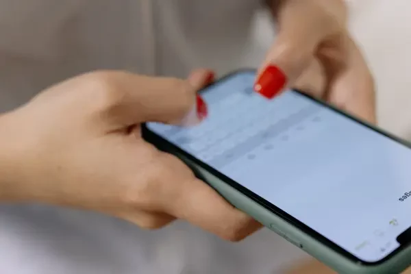 Profesional gestionando conversaciones de clientes desde un CRM integrado con WhatsApp en un ordenador