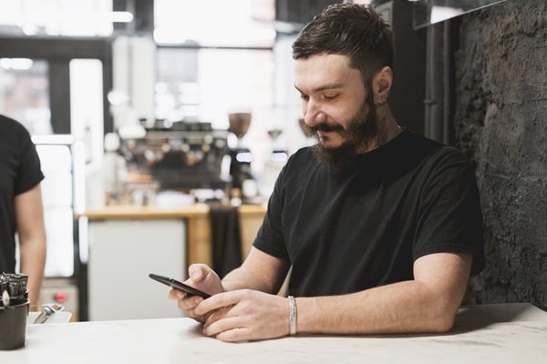 Comprador gestionando pedidos en ecommerce para mayoristas por WhatsApp