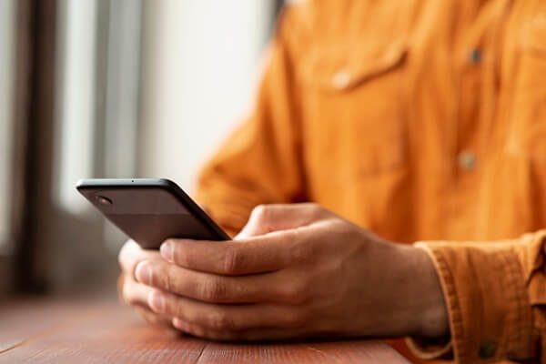 Distribuidor realizando pedidos en un ecommerce B2B mediante WhatsApp conectado a un ERP de gestión comercial