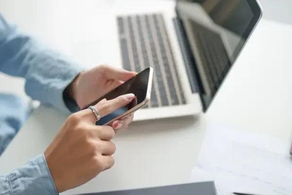Distribuidor gestionando pedidos mayoristas recurrentes mediante WhatsApp integrado con ERP