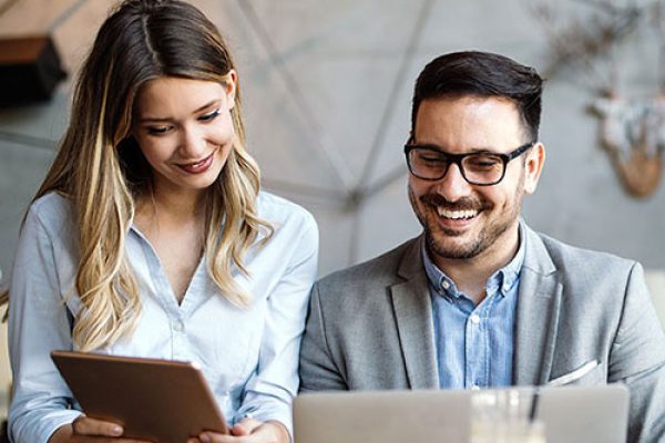 Distribuidor gestionando pedidos y marketing B2B desde WhatsApp Business