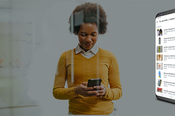 Mujer realizando pedidos directos desde WhatsApp integrados automáticamente en el ERP del distribuidor mediante catálogo digital